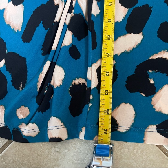 Donna Karan Sleeveless Stretch Black Blue Animal Print Blouse Size Large Career - Picture 6 of 8